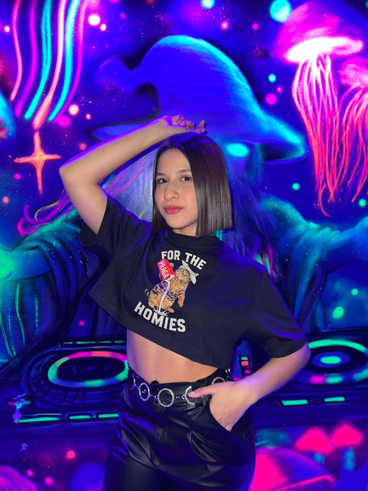 Alessia, creator mora con caschetto scuro e tatuaggi – Lato Segreto