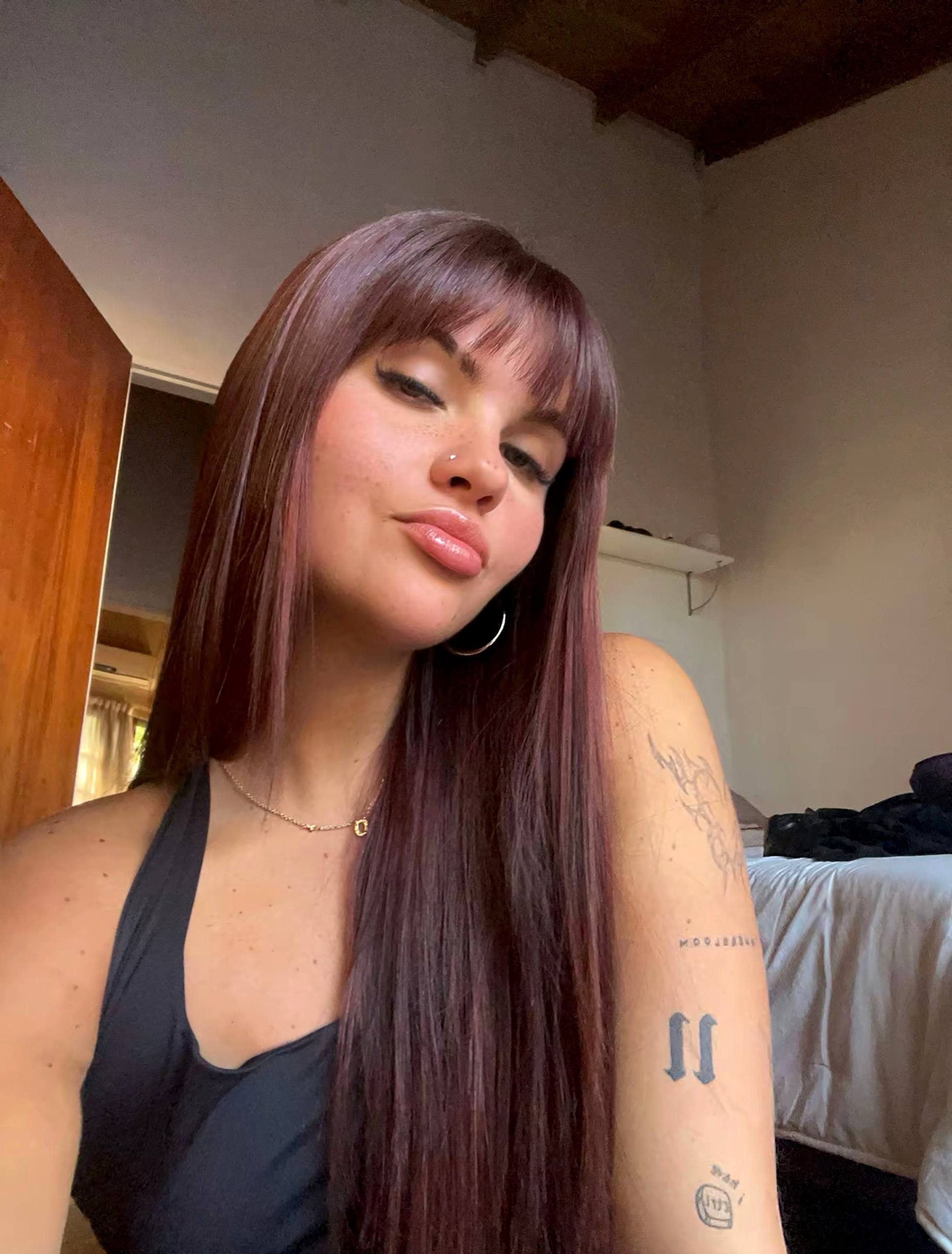 Susi Milano, creator con capelli borgogna e tatuaggi – Lato Segreto